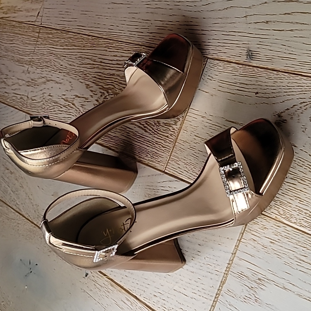 Metallic Rose gold Copper Rhinestone Platform sandal size 6.5 Nella